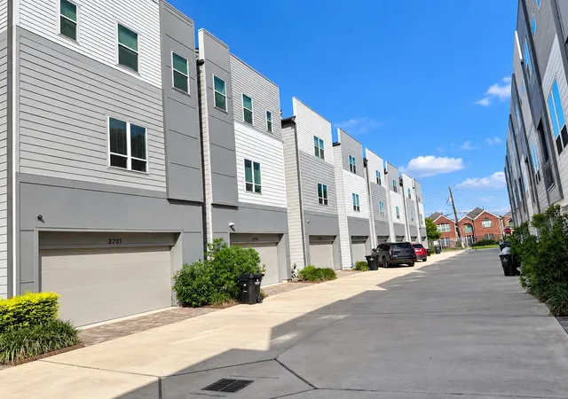 Photo 3 of Single family home for sale at 2715 Eado Grv Ln, Houston, TX 77003 | MLS# 54293565 | Listing updated on 2026-09-22