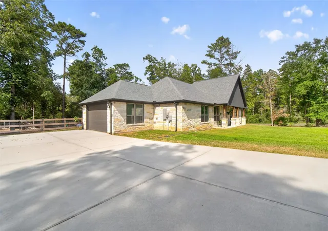 Photo 4 of Single family home for sale at 15741 Forest Grv Dr, Willis, TX 77378 | MLS# 25366995 | Listing updated on 2026-09-05