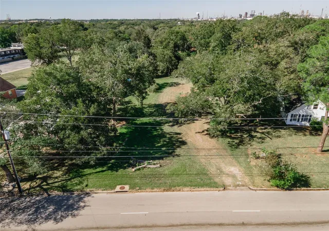 Photo 2 of Land for sale at 1101 N Pruett St, Baytown, TX 77520 | MLS# 77744370 | Listing updated on 2026-09-23