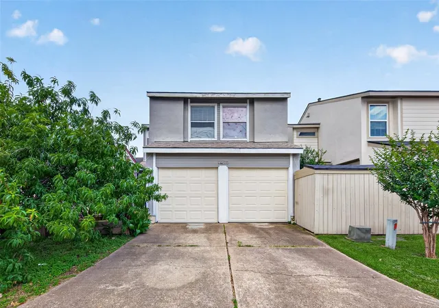 Photo 3 of Townhouse for sale at 7709 Shadow Hl Ln, Houston, TX 77072 | MLS# 50865636 | Listing updated on 2026-09-23
