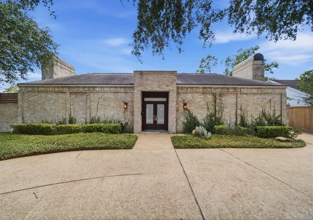 Photo 2 of Single family home for sale at 10103 Briar Forest Dr, Houston, TX 77042 | MLS# 77365185 | Listing updated on 2026-09-19