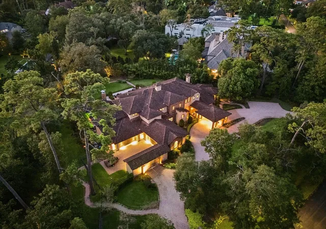 Photo 2 of Mansion for sale at 327 E Friar Tuck Ln, Houston, TX 77024 | MLS# 75002827 | Listing updated on 2026-10-03