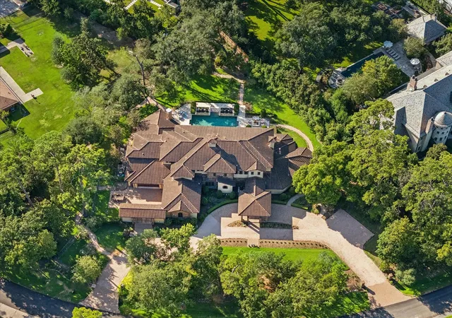 Photo 3 of Mansion for sale at 327 E Friar Tuck Ln, Houston, TX 77024 | MLS# 75002827 | Listing updated on 2026-10-03