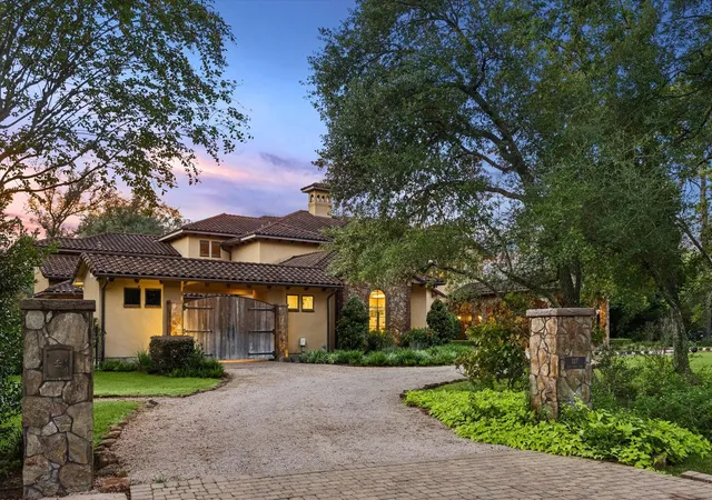Photo 3 of Single family home for sale at 327 E Friar Tuck Ln, Houston, TX 77024 | MLS# 75002827 | Listing updated on 2026-10-03
