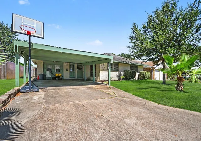 Photo 1 of Single family home for sale at 6814 Fairway Dr, Galveston, TX 77551 | MLS# 46828578 | Listing updated on 2026-10-10