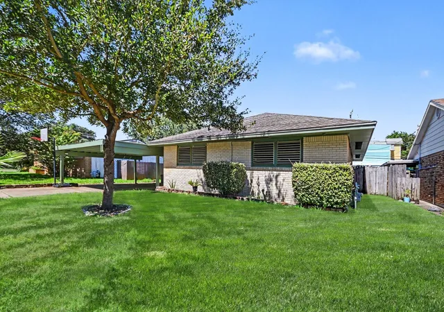 Photo 2 of Single family home for sale at 6814 Fairway Dr, Galveston, TX 77551 | MLS# 46828578 | Listing updated on 2026-10-10