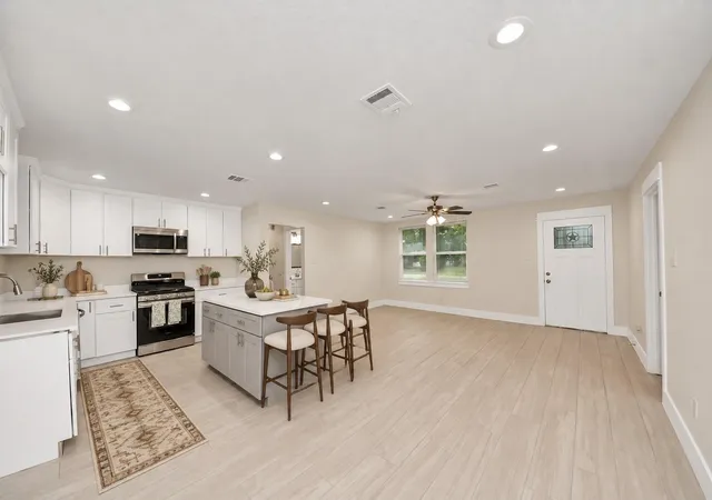 Photo 3 of Sale Pending at 10521 Chesterfield Dr, Houston, TX 77051 | MLS# 73171819 | Listing updated on 2026-10-03