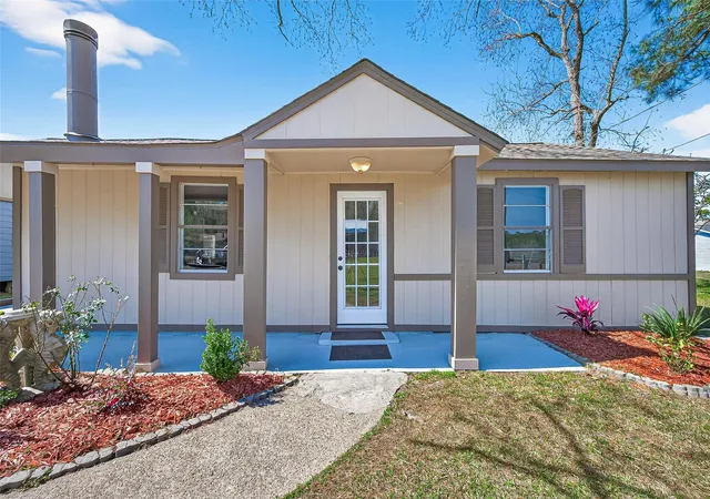 Photo 2 of Single family home for sale at 323 Lake Livingston Dr, Livingston, TX 77351 | MLS# 5273149 | Listing updated on 2026-09-05
