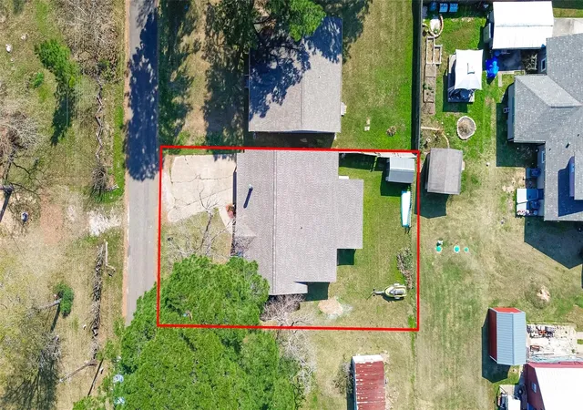 Photo 3 of Single family home for sale at 323 Lake Livingston Dr, Livingston, TX 77351 | MLS# 5273149 | Listing updated on 2026-09-05