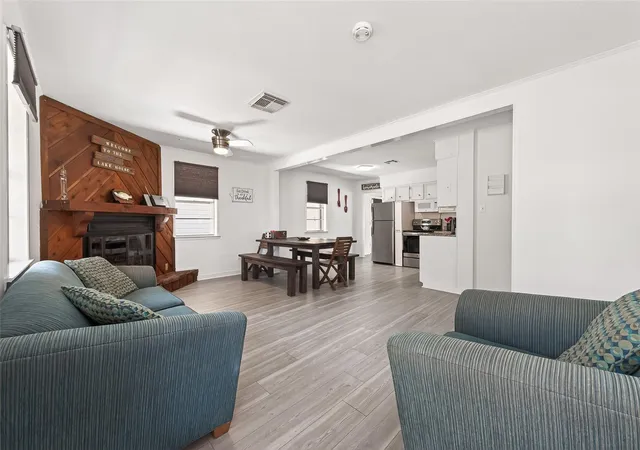 Photo 3 of Single family home for sale at 323 Lake Livingston Dr, Livingston, TX 77351 | MLS# 5273149 | Listing updated on 2026-09-05