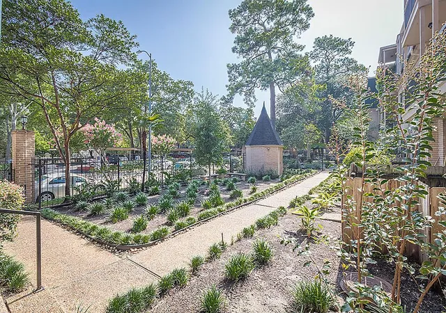Photo 2 of Condo for sale at 4515 Briar Holw Pl #304, Houston, TX 77027 | MLS# 64667281 | Listing updated on 2026-09-01