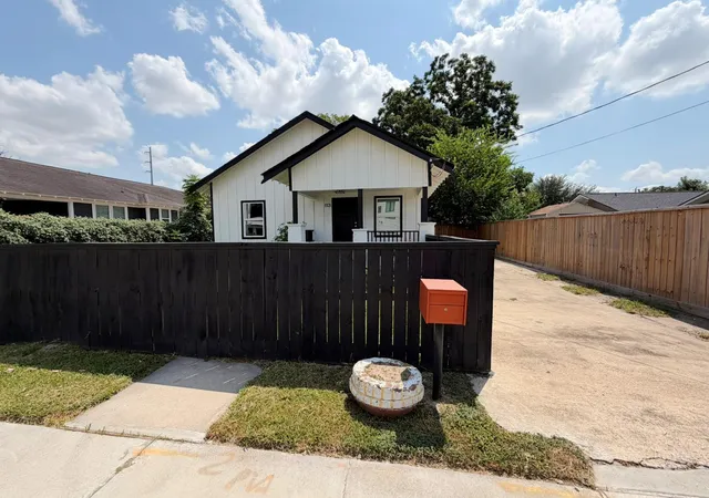 Photo 1 of Single family home for sale at 113 Delmar St, Houston, TX 77011 | MLS# 8746874 | Listing updated on 2026-09-09