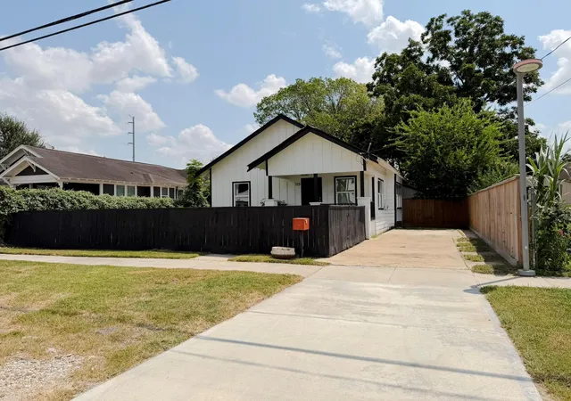 Photo 2 of Single family home for sale at 113 Delmar St, Houston, TX 77011 | MLS# 8746874 | Listing updated on 2026-09-09