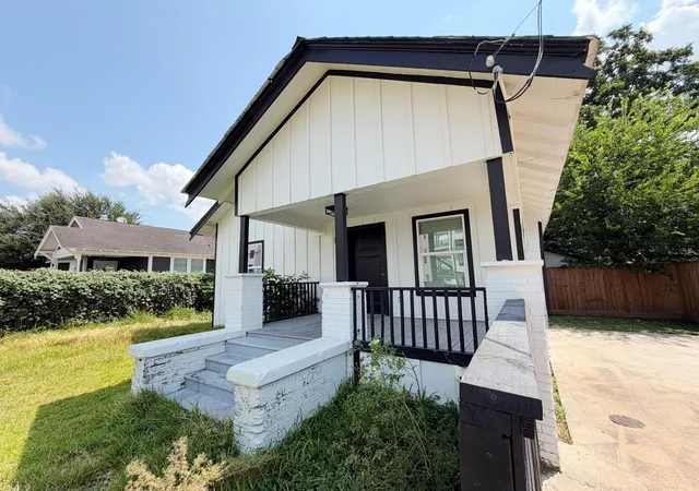 Photo 3 of Single family home for sale at 113 Delmar St, Houston, TX 77011 | MLS# 8746874 | Listing updated on 2026-09-09