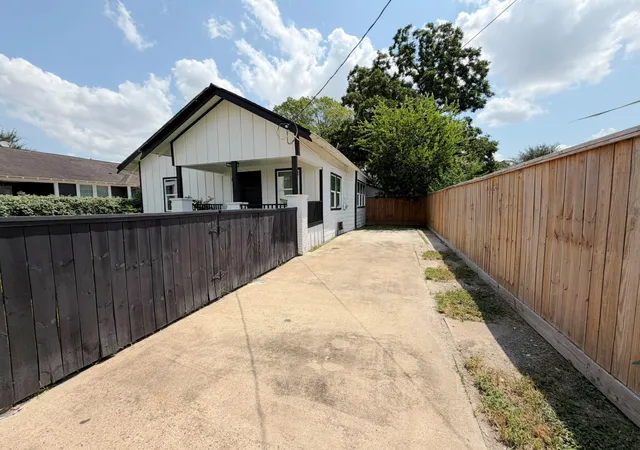 Photo 3 of Single family home for sale at 113 Delmar St, Houston, TX 77011 | MLS# 8746874 | Listing updated on 2026-09-09