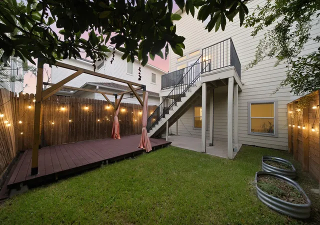Townhouse for sale at 907 Lawrence St, Houston, TX 77008 | MLS# 58528697