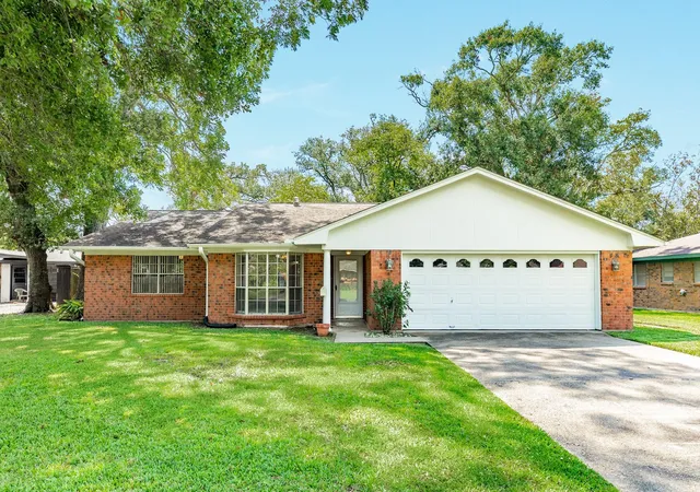 Photo 2 of Single family home for sale at 232 Wayne Dr, Clute, TX 77531 | MLS# 51342872 | Listing updated on 2026-09-19