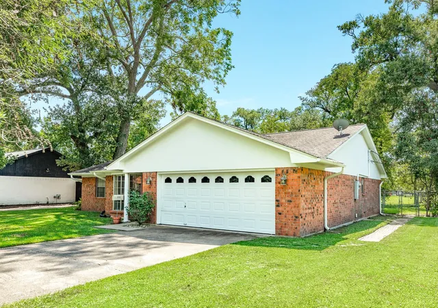Photo 3 of Single family home for sale at 232 Wayne Dr, Clute, TX 77531 | MLS# 51342872 | Listing updated on 2026-09-19