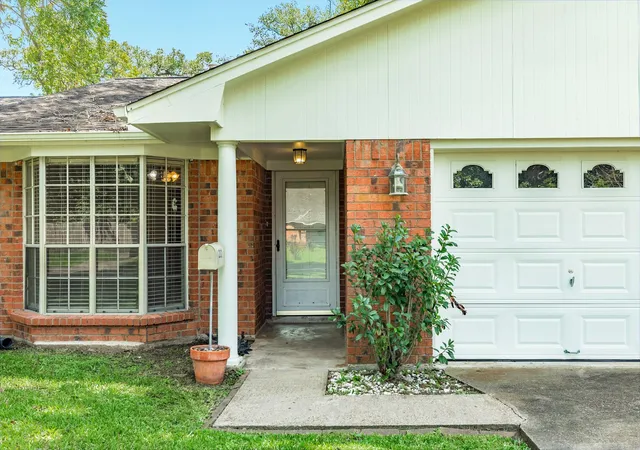 Photo 3 of Single family home for sale at 232 Wayne Dr, Clute, TX 77531 | MLS# 51342872 | Listing updated on 2026-09-19