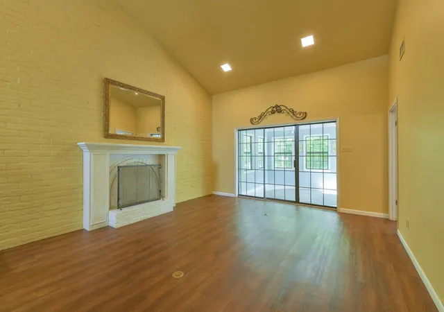 Photo 3 of Sale Pending at 325 E Main St, Brenham, TX 77833 | MLS# 56638149 | Listing updated on 2026-09-16