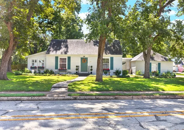Photo 1 of Single family home for sale at 919 E Houston Ave, Crockett, TX 75835 | MLS# 45692866 | Listing updated on 2026-09-15