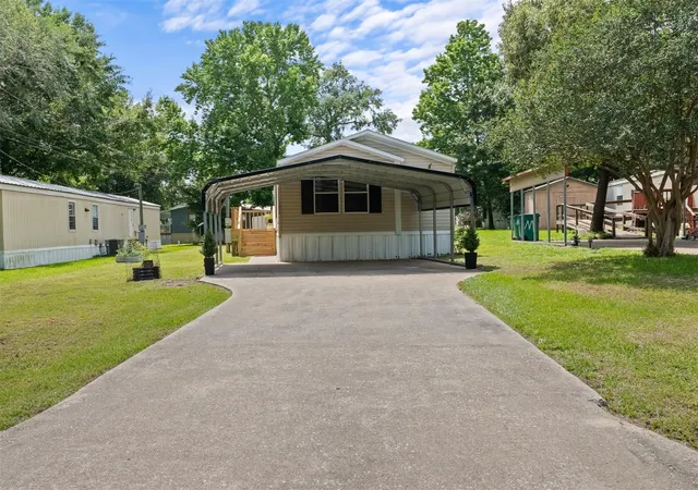Photo 3 of Single family home for sale at 13053 Oak Manor Ct, Willis, TX 77318 | MLS# 72584192 | Listing updated on 2026-09-12
