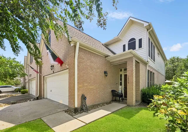 Townhouse for sale at 14215 Mossy Gate Ln, Houston, TX 77082 | MLS# 62081145