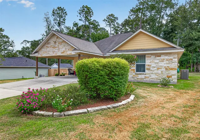 Photo 2 of Single family home for sale at 10910 Royal Magnolia Dr, Conroe, TX 77303 | MLS# 95078007 | Listing updated on 2026-09-04