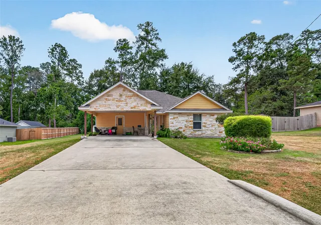 Photo 3 of Single family home for sale at 10910 Royal Magnolia Dr, Conroe, TX 77303 | MLS# 95078007 | Listing updated on 2026-09-04
