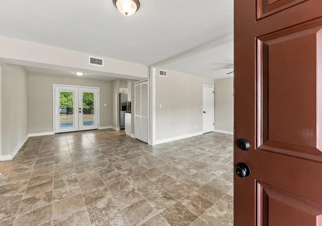 Photo 2 of Single family home for sale at 98 Oak Crk Dr, Huntsville, TX 77340 | MLS# 85422020 | Listing updated on 2026-09-17