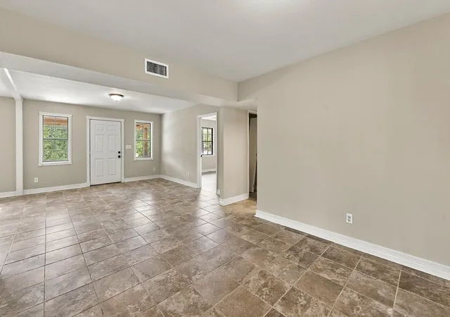 Photo 3 of Single family home for sale at 98 Oak Crk Dr, Huntsville, TX 77340 | MLS# 85422020 | Listing updated on 2026-09-17