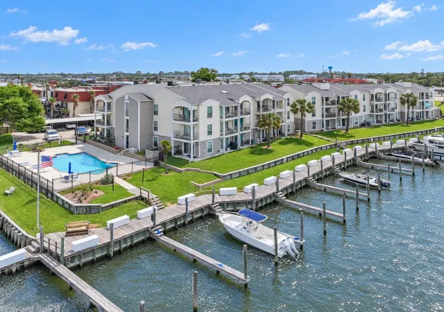 Photo 3 of Condo for sale at 114 Yacht Clb Ln #114, Seabrook, TX 77586 | MLS# 33186013 | Listing updated on 2026-09-19