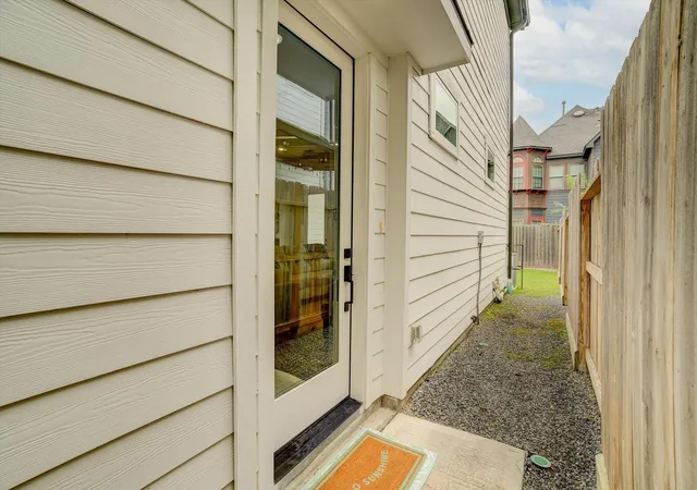 Photo 1 of Single family home for sale at 2511 Stuart St, Houston, TX 77004 | MLS# 72391967 | Listing updated on 2026-09-18