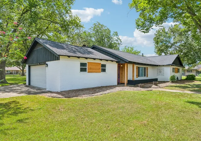 Photo 2 of Single family home for sale at 101 W Larkspur Dr, Alvin, TX 77511 | MLS# 97883995 | Listing updated on 2026-10-10