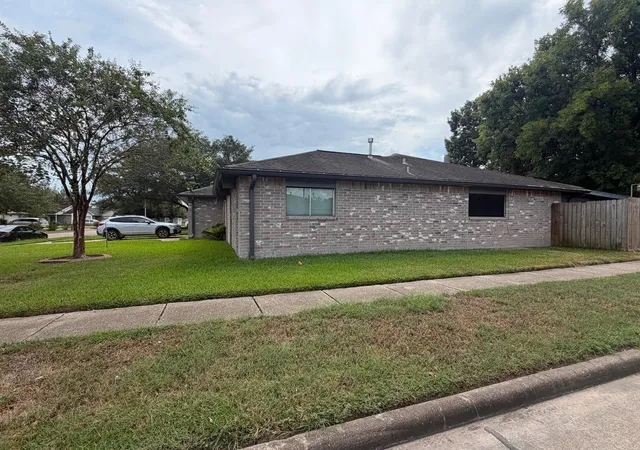 Photo 3 of Single family home for sale at 757 Sugar Hl Dr, La Porte, TX 77571 | MLS# 40075902 | Listing updated on 2026-09-21