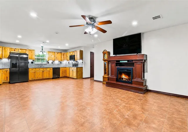 Photo 4 of Single family home for sale at 300 Hidden Oaks Dr, Pointblank, TX 77364 | MLS# 42325173 | Listing updated on 2026-09-06