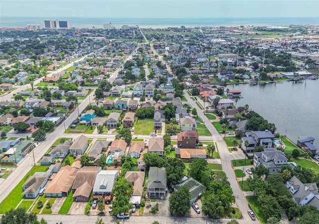 Photo 3 of Single family home for sale at 5723 Stewart Ave, Galveston, TX 77551 | MLS# 34064374 | Listing updated on 2026-09-01