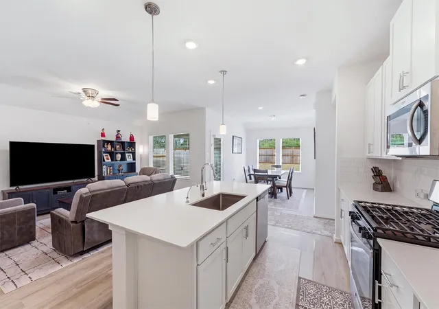 Photo 4 of Single family home for sale at 16221 Parish Pointe Ct, Conroe, TX 77302 | MLS# 39751685 | Listing updated on 2026-09-05