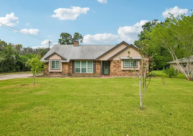 Photo 1 of Single family home for sale at 401 Southern Oaks Dr, Lake Jackson, TX 77566 | MLS# 43567567 | Listing updated on 2026-09-21