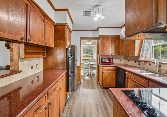 Photo 3 of Single family home for sale at 401 Southern Oaks Dr, Lake Jackson, TX 77566 | MLS# 43567567 | Listing updated on 2026-09-21