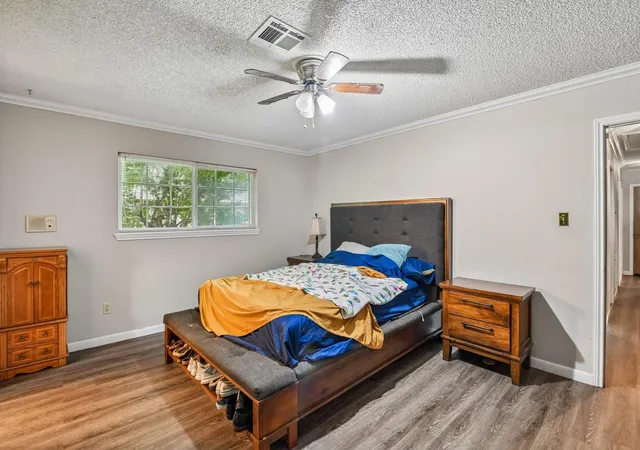 Photo 4 of Single family home for sale at 401 Southern Oaks Dr, Lake Jackson, TX 77566 | MLS# 43567567 | Listing updated on 2026-09-21
