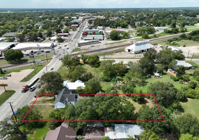 Photo 4 of Single family home for sale at 628 E Main St, Bellville, TX 77418 | MLS# 92916162 | Listing updated on 2026-09-10