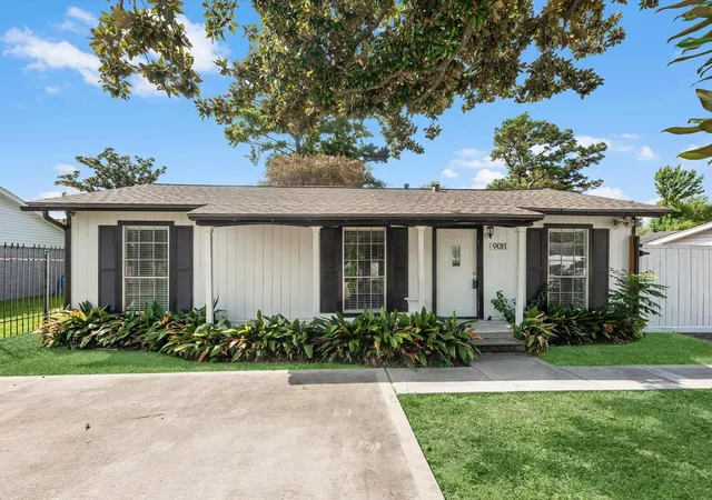 Photo 1 of Single family home for sale at 9011 Kerrwood Ln, Houston, TX 77080 | MLS# 5374181 | Listing updated on 2026-09-22