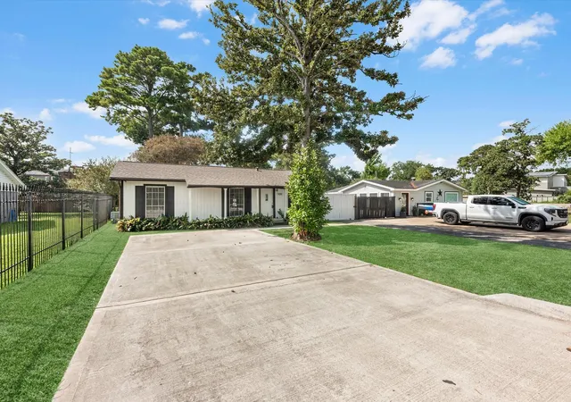 Photo 2 of Single family home for sale at 9011 Kerrwood Ln, Houston, TX 77080 | MLS# 5374181 | Listing updated on 2026-09-22