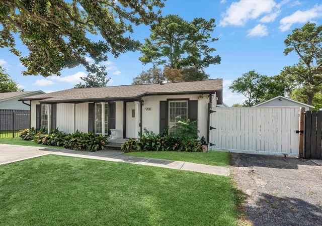 Photo 3 of Single family home for sale at 9011 Kerrwood Ln, Houston, TX 77080 | MLS# 5374181 | Listing updated on 2026-09-22