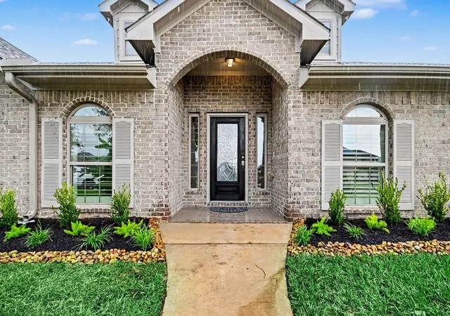 Photo 3 of Single family home for sale at 9 Cypress Point Ct, Manvel, TX 77578 | MLS# 60560550 | Listing updated on 2026-09-14