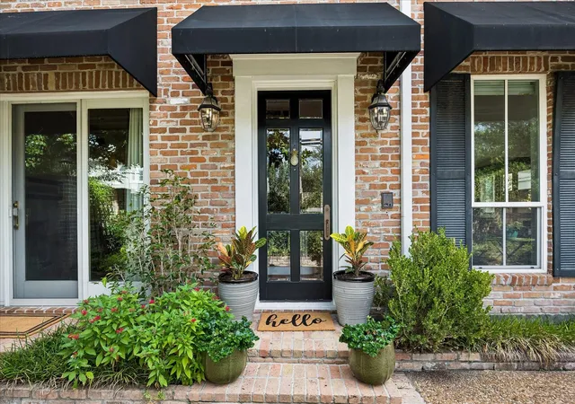 Townhouse for sale at 999 S Post Oak Ln, Houston, TX 77056 | MLS# 5678287