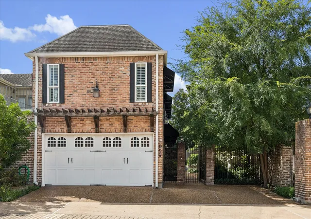 Photo 2 of Townhouse for sale at 999 S Post Oak Ln, Houston, TX 77056 | MLS# 5678287 | Listing updated on 2026-09-20