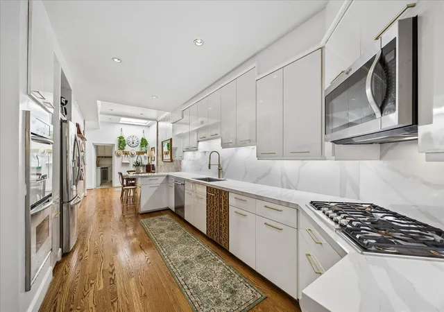 Photo 3 of Townhouse for sale at 999 S Post Oak Ln, Houston, TX 77056 | MLS# 5678287 | Listing updated on 2026-09-20