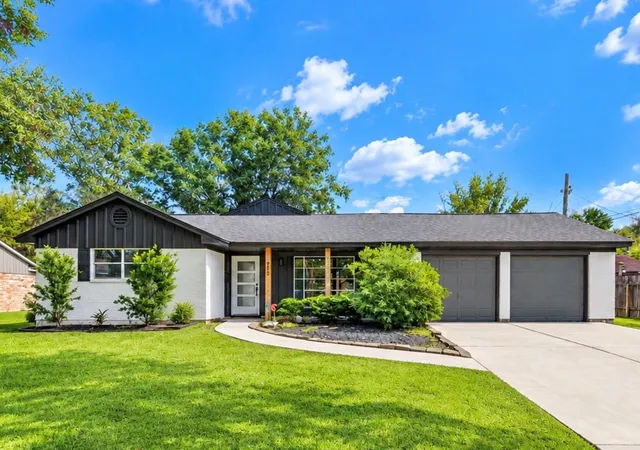 Photo 1 of Single family home for sale at 910 Cedar Ln, El Lago, TX 77586 | MLS# 63975763 | Listing updated on 2026-09-27
